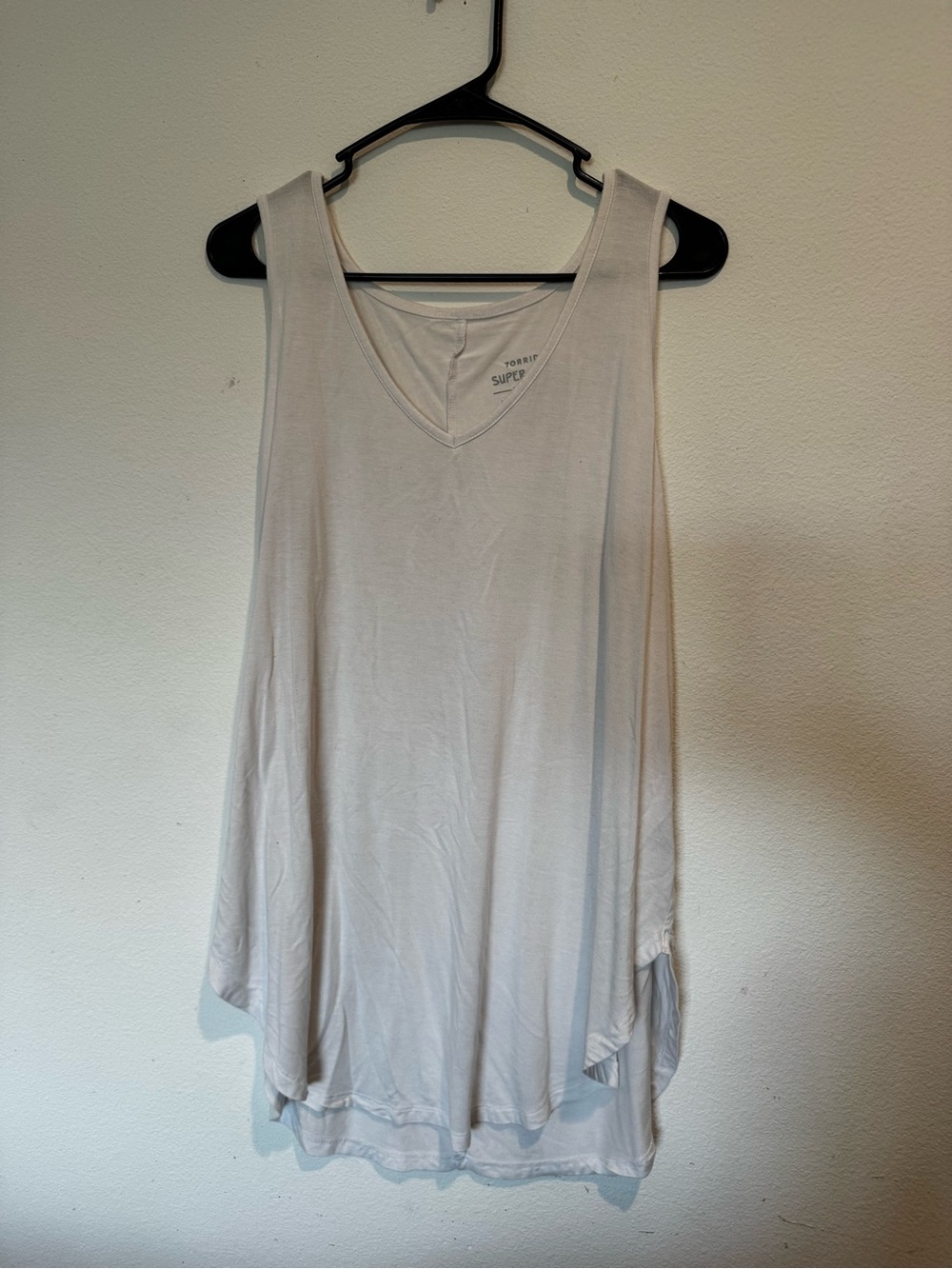 torrid White V-Neck Swing Tank Top size 2 - super soft